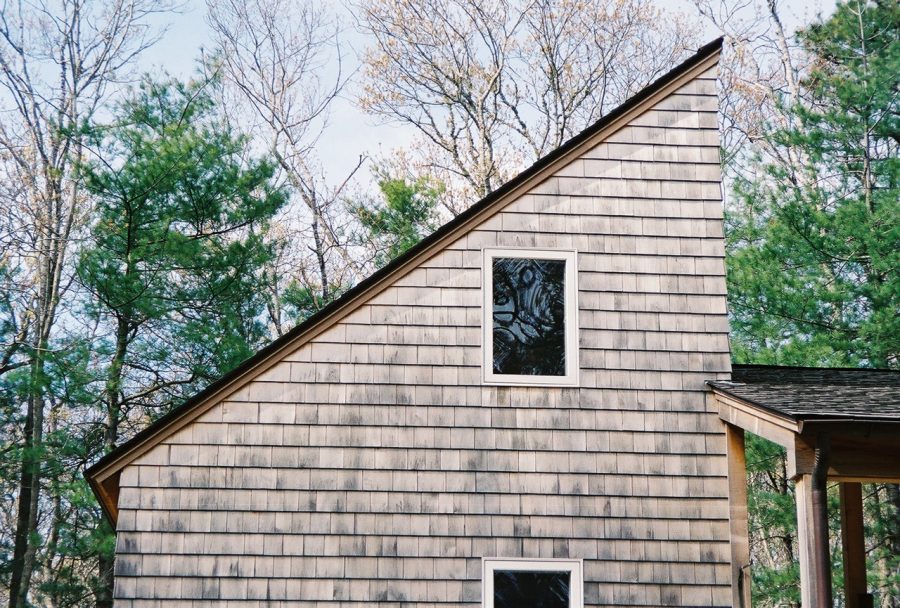 Casă de lemn cu acoperiș cu o singură pantă