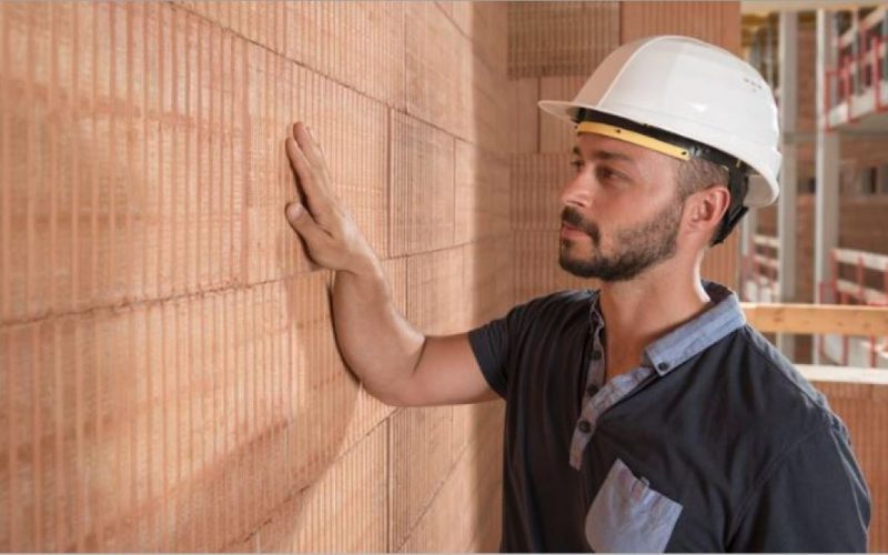 muncitor in constructii, zid de caramida