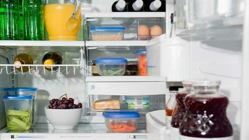 Cum să curăţaţi frigiderul