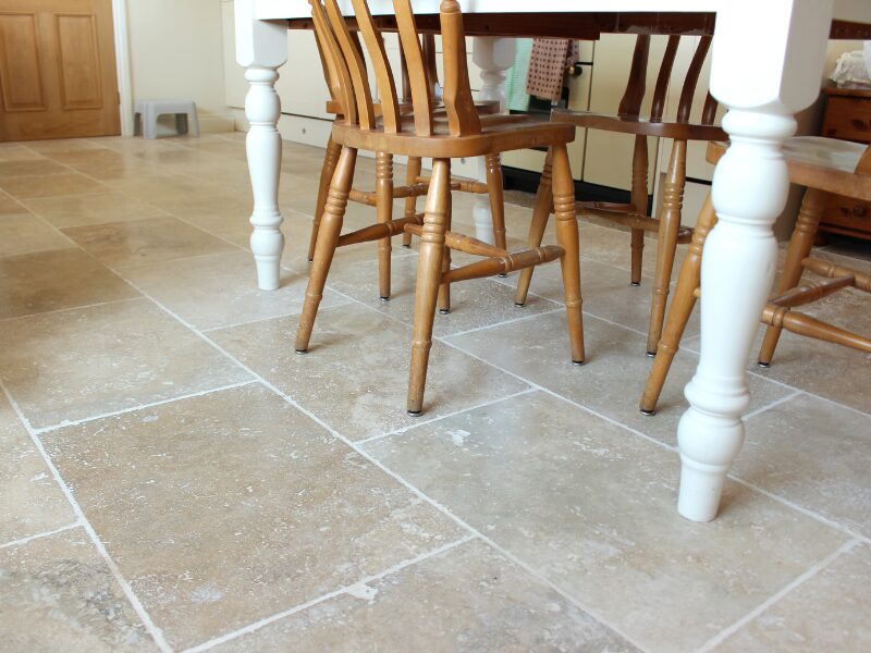 pardoseala de travertin in bucatarie