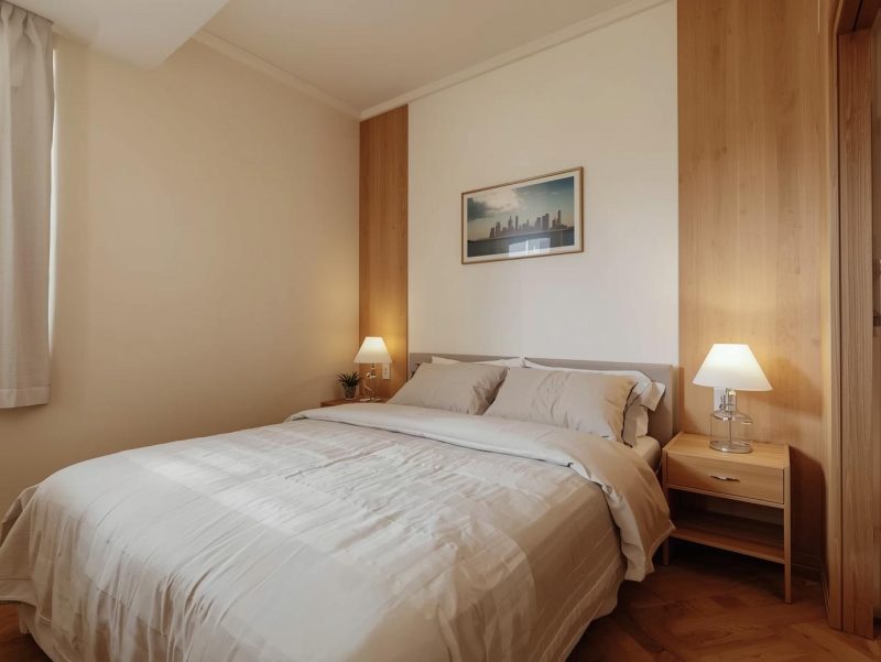 Dormitor cu lumină rece și pereți crem cald, amenajat pentru a compensa lipsa luminii naturale prin culori calde.