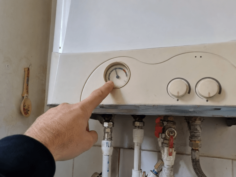 Verificarea presiunii centralei termice la manometrul instalației