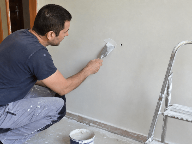 Repară găurile și fisurile pregătirea pereților pentru zugravire